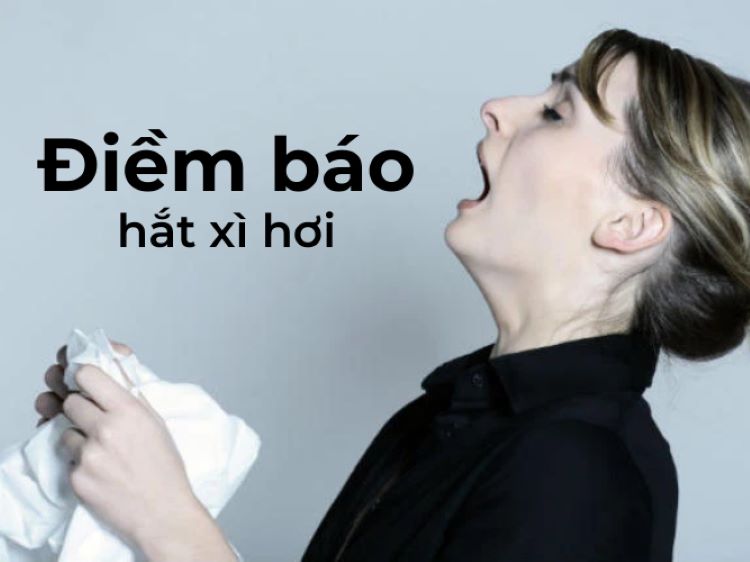 Một cô gái hắt xì hơi vào buổi sáng